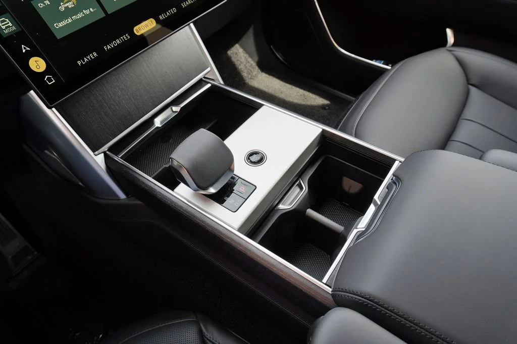 New 2026 Santorini Black Land Rover SE image 27