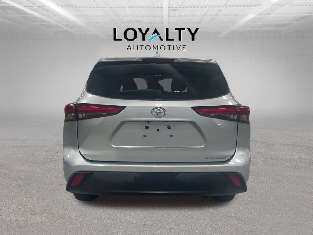 Used 2020 Silver Toyota XLE image 4