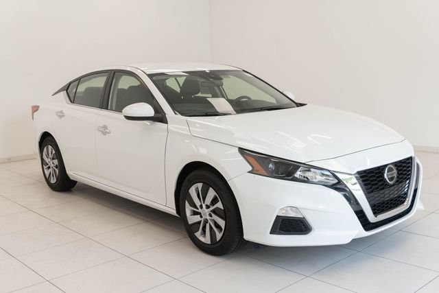 Used 2022 White Nissan 2.5 S image 7