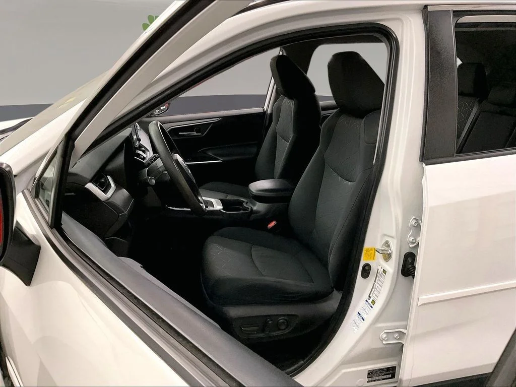 Used 2020 White Toyota XLE image 29