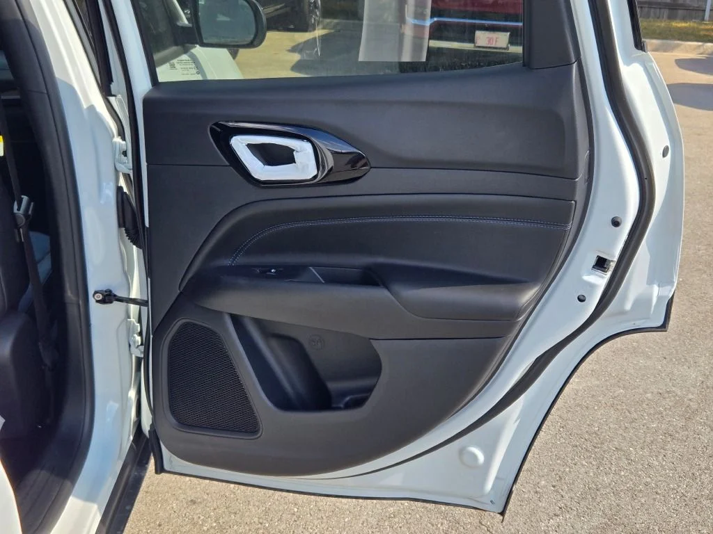 New 2026 Bright White Clearcoat Jeep Latitude image 8