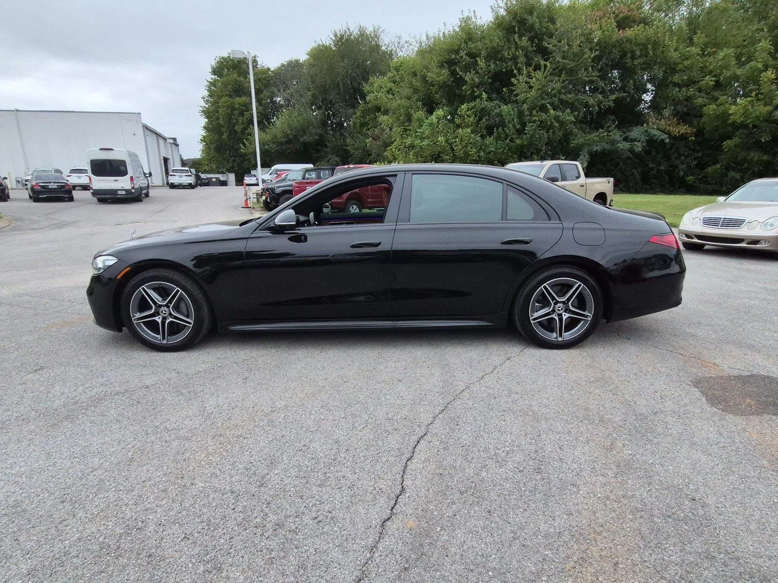 Used 2025 Obsidian Black Metallic Mercedes-Benz S 580e image 2