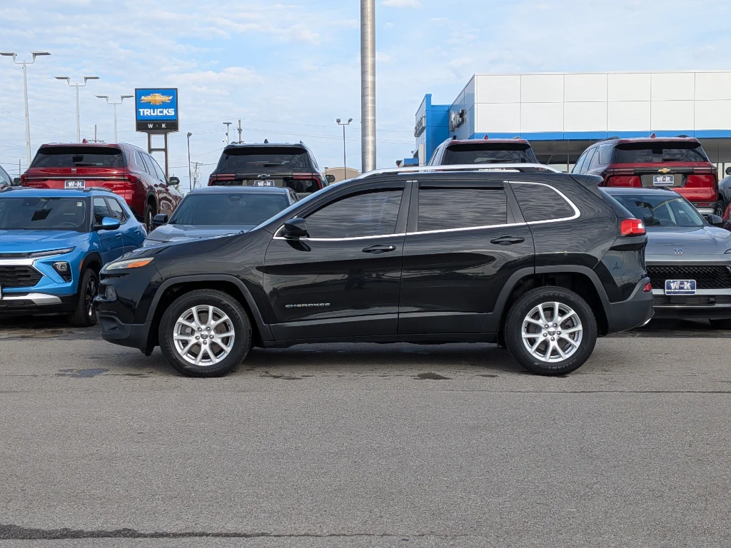 Used 2015 Brilliant Black Crystal Pearlcoat Jeep Latitude image 7