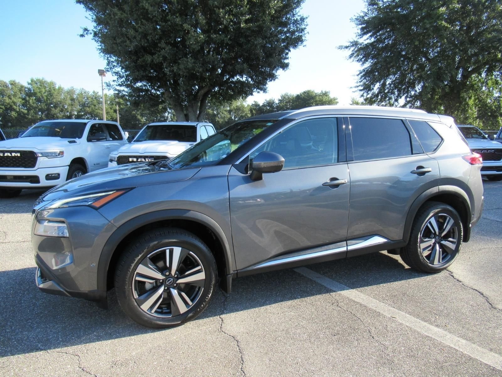 Used 2022 Gray Nissan SL image 4