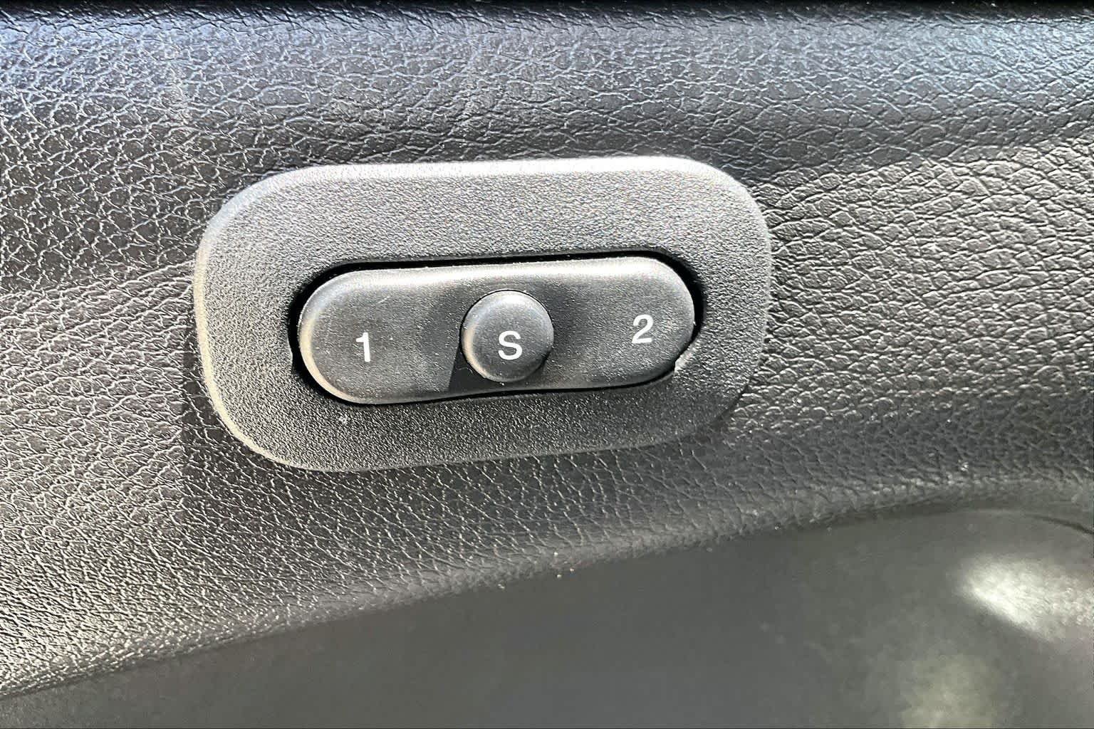 Used 2017 Diamond Black Crystal Pearlcoat Jeep Limited image 32