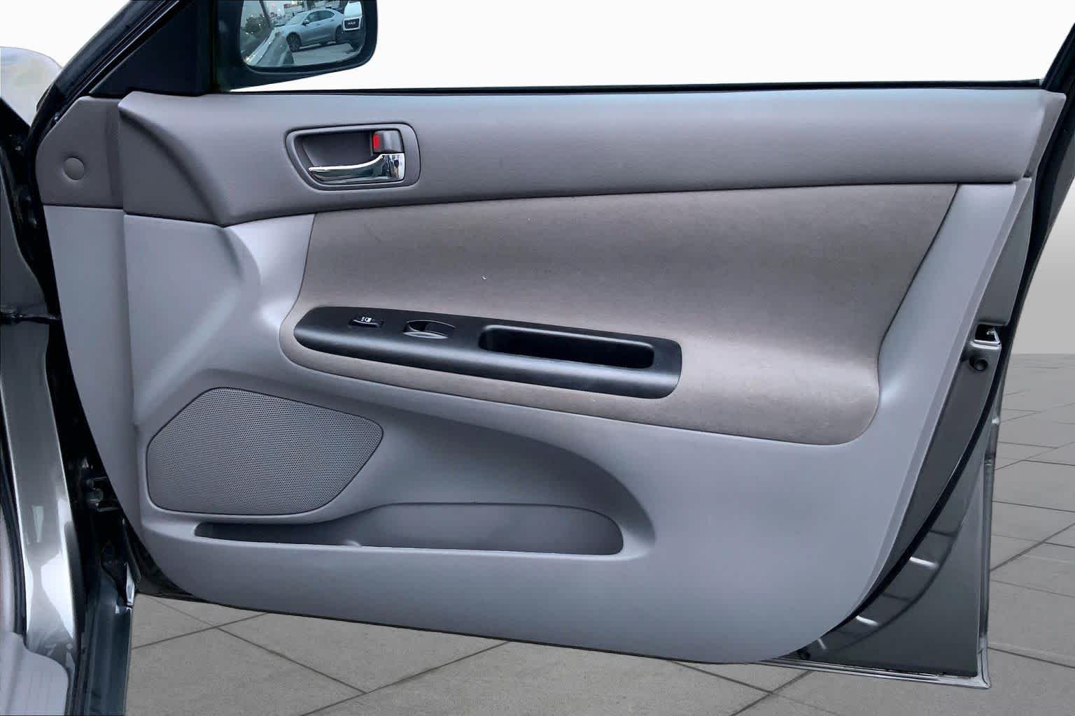 Used 2005 Phantom Gray Pearl Toyota STD image 18