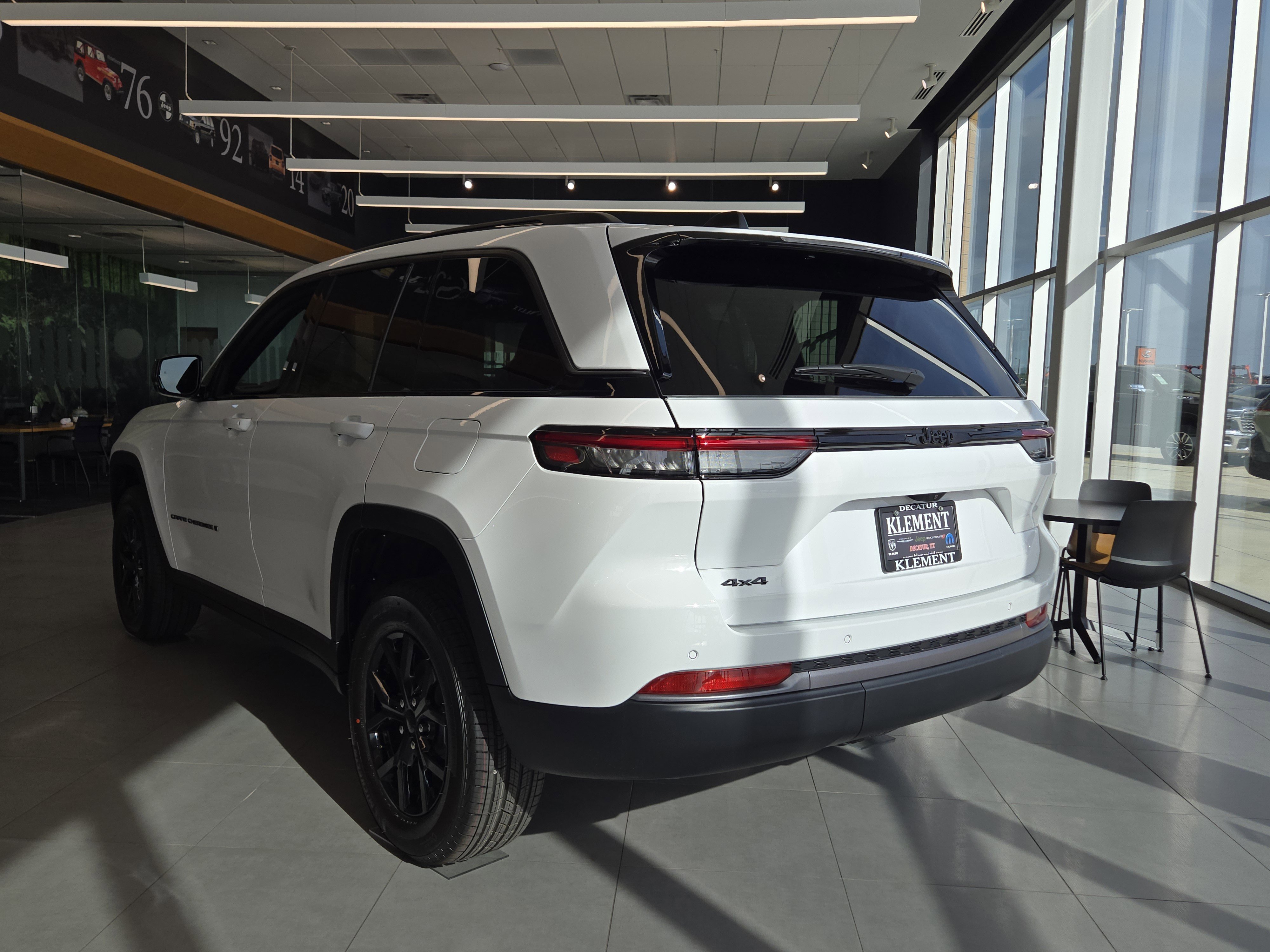 New 2026 Bright White Clear-Coat Exterior Paint Jeep Laredo Altitude image 4