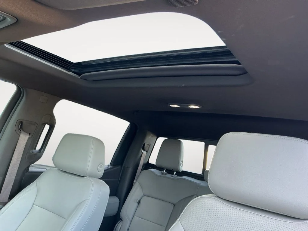 Used 2021 WHITE FROST TRICOAT GMC SLT image 17