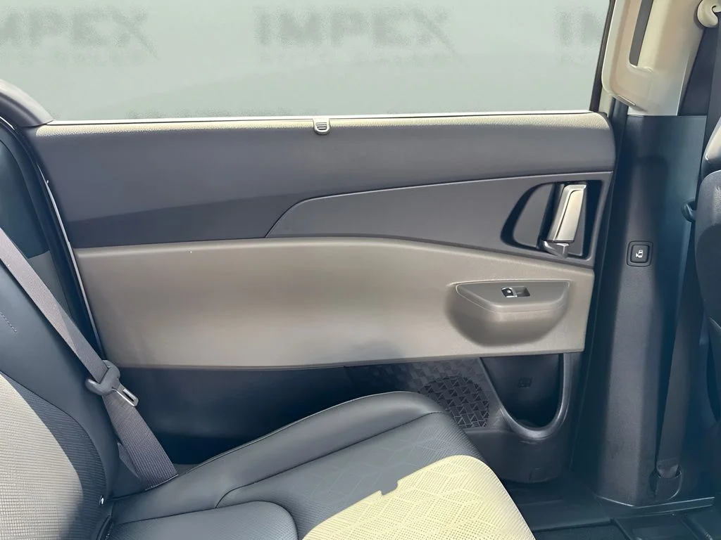 Used 2025 White Kia SX image 29