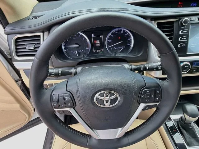 Used 2018 Blizzard Pearl Toyota XLE image 37