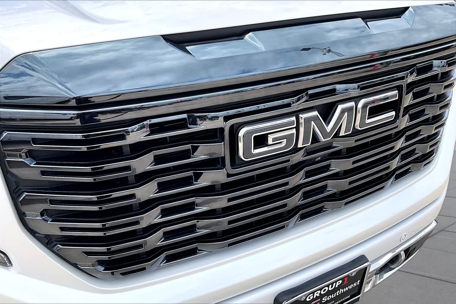 Used 2023 White Frost Tricoat GMC Denali Ultimate image 30