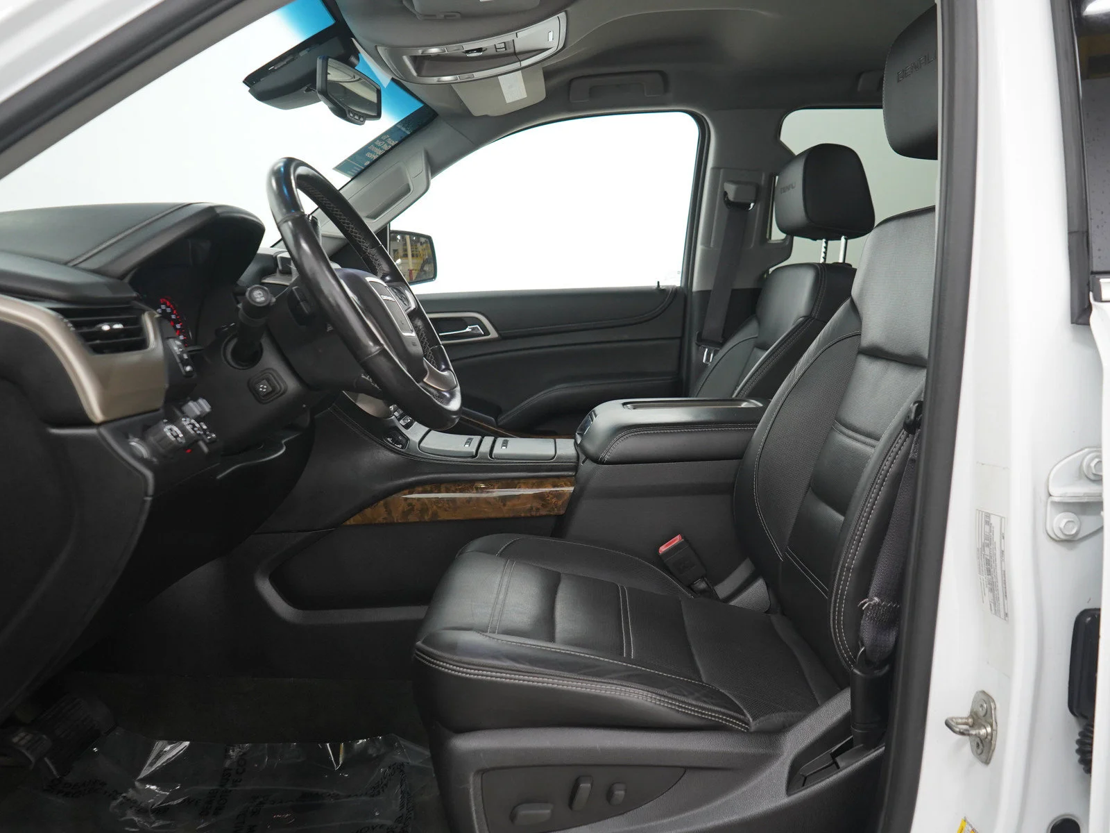 Used 2015 White GMC Denali image 26