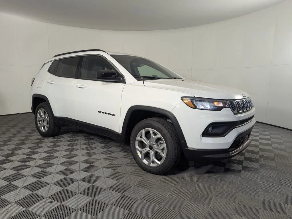 New 2026 Bright White Clear-Coat Exterior Paint Jeep Latitude image 2