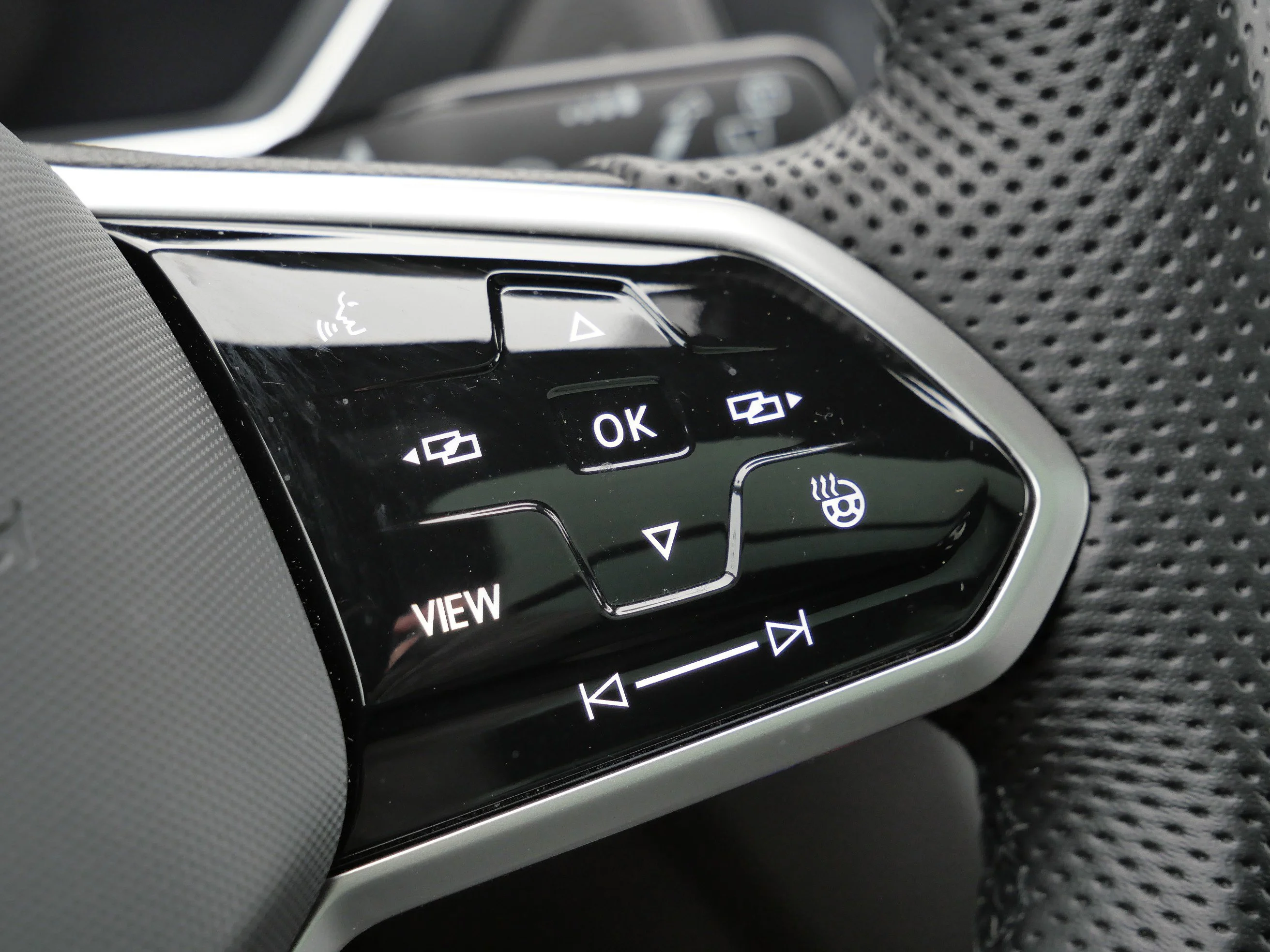 Used 2022 Oryx White Pearl Volkswagen SEL R-Line image 32