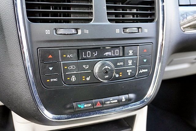 Used 2018 White Dodge SXT image 27