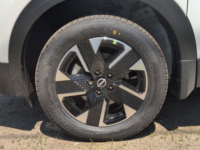 New 2026 Aspen White TriCoat / Super Black Two-tone Nissan SV image 8