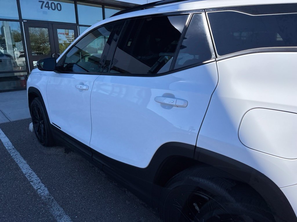 Used 2022 White GMC SLT image 21