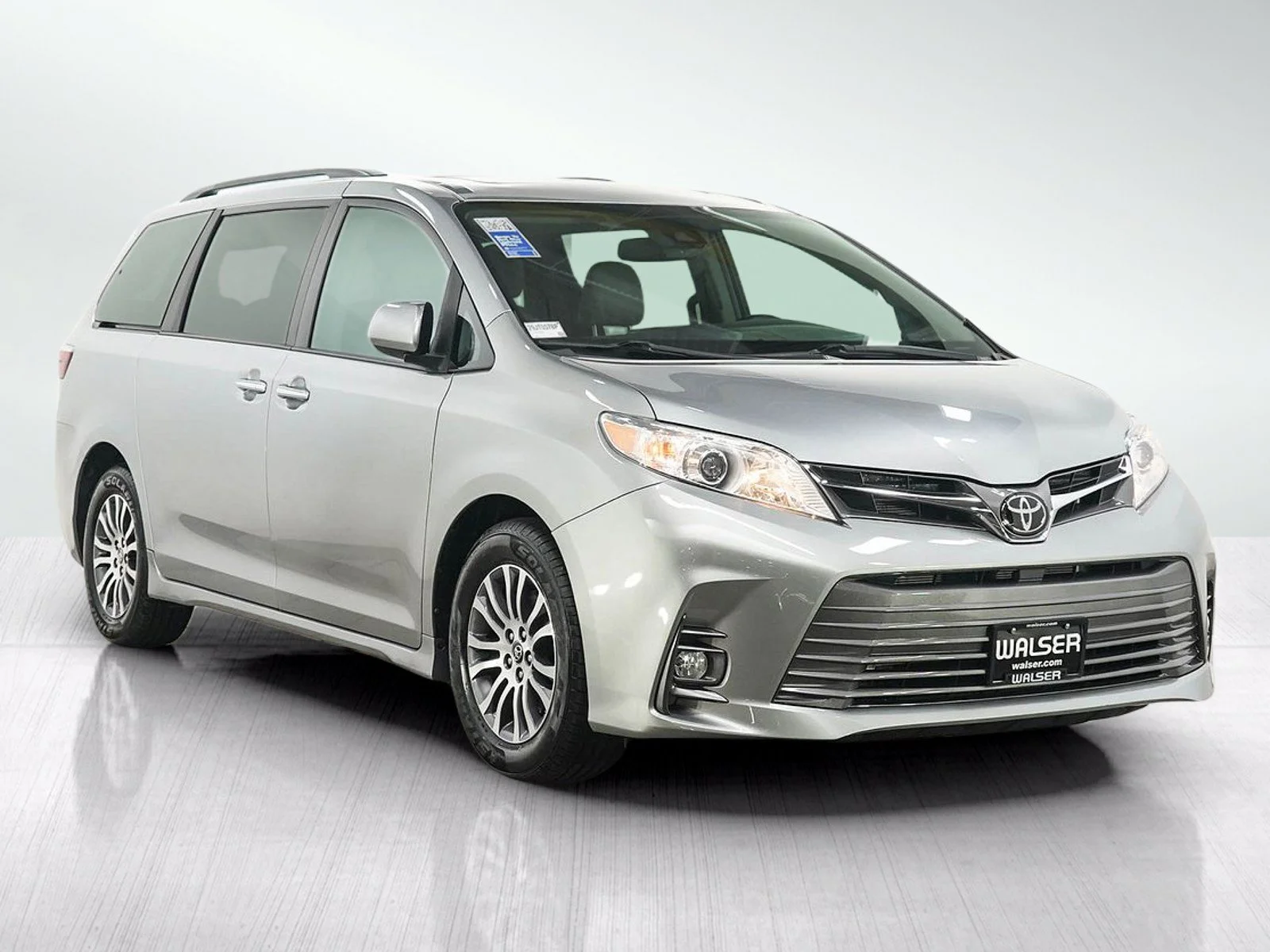 Used 2018 Silver Sky Metallic Toyota XLE Premium FWD 8-Passenger image 9