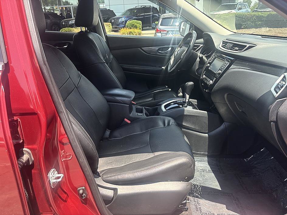 Used 2016 Cayenne Red Nissan SL image 19