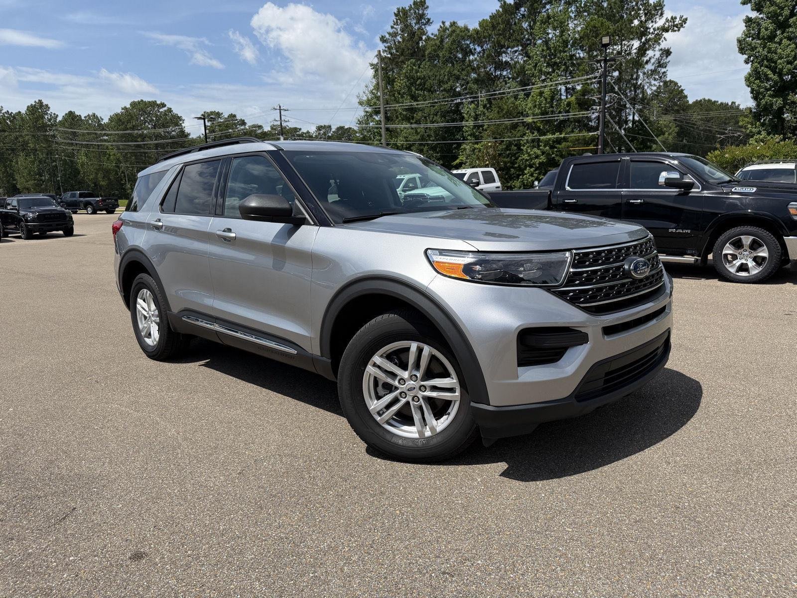 Used 2023 Iconic Silver Ford XLT image 3