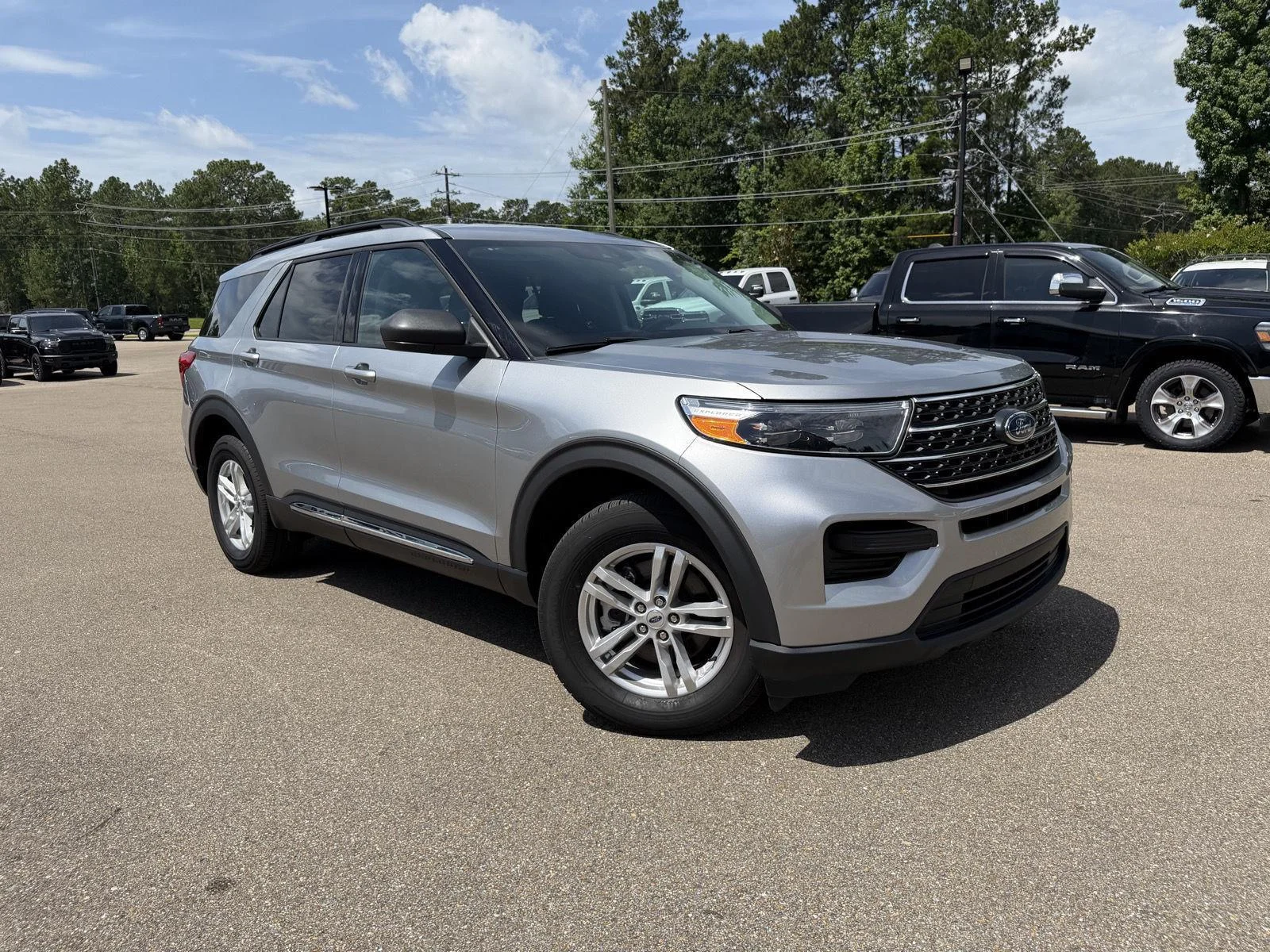 Used 2023 Iconic Silver Ford XLT image 3