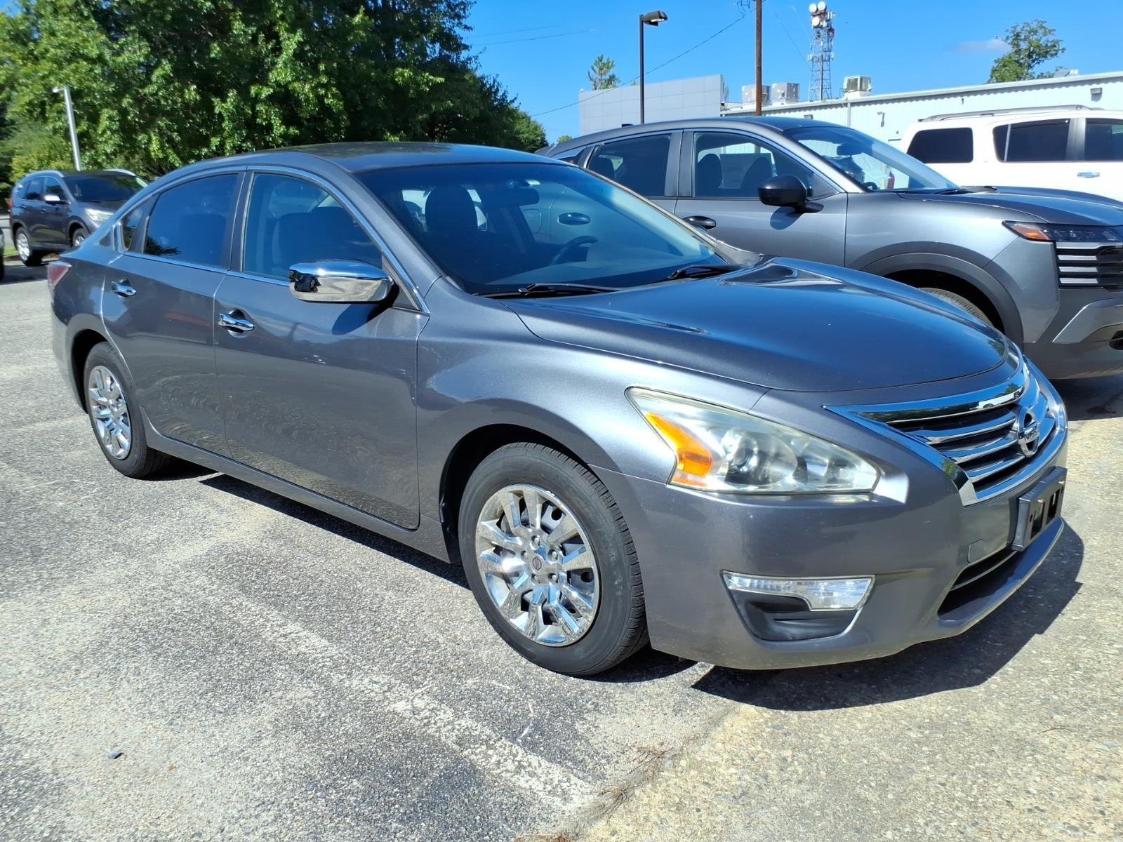 Used 2014 Gun Metallic Nissan 2.5 S image 2