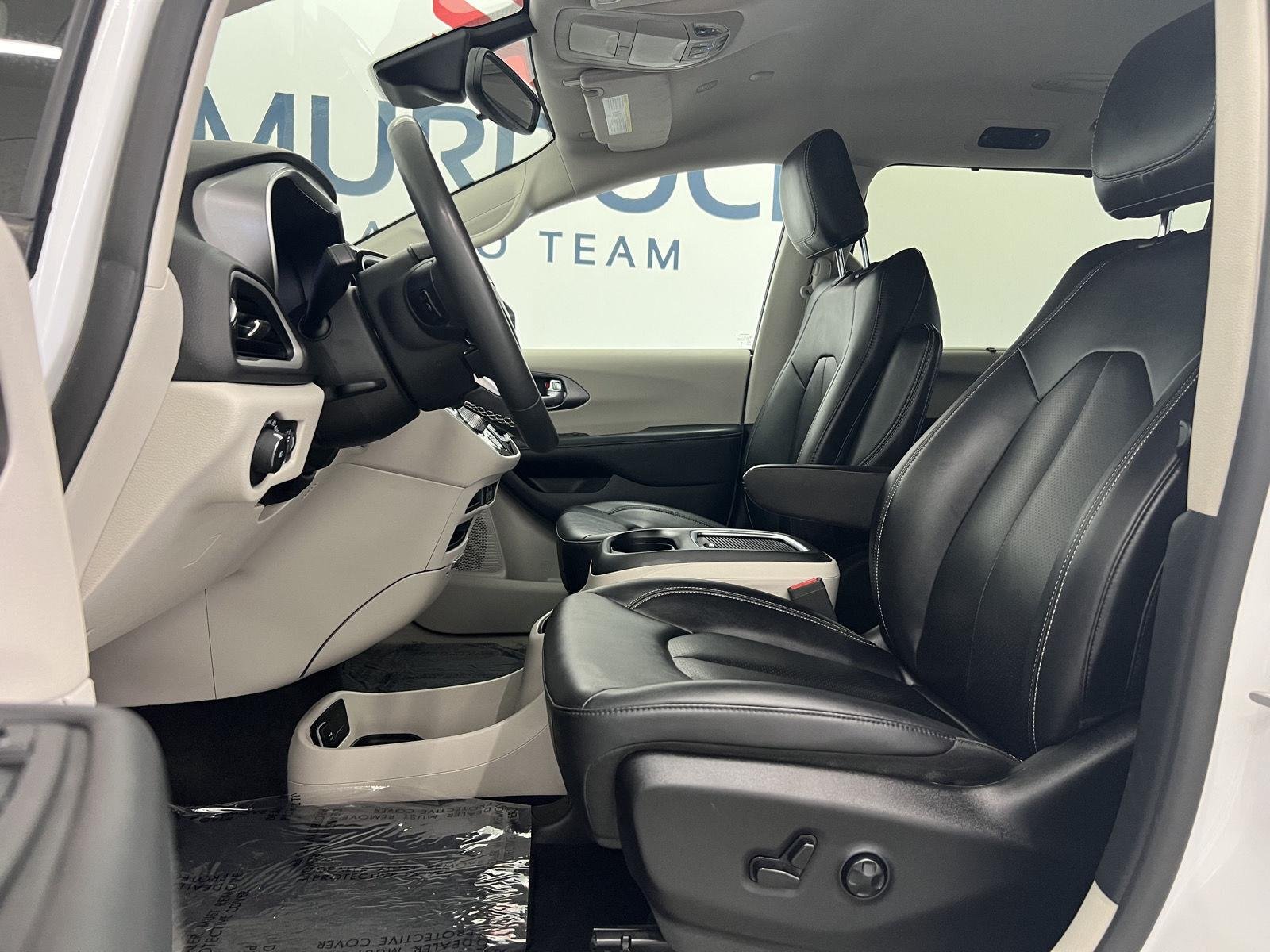 2024 Chrysler Pacifica Touring L - Photo 12