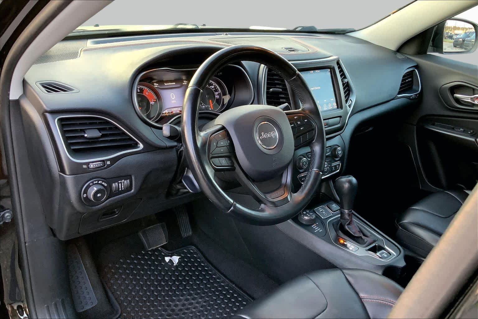 Used 2019 Diamond Black Crystal Pearlcoat Jeep Trailhawk image 16