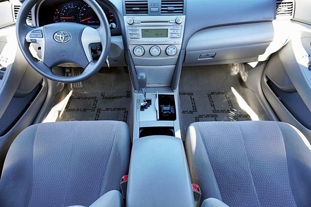 Used 2011 White Toyota LE image 18