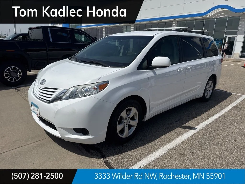 2016 Toyota Sienna LE V6 7-Passenger Access Seat's photo
