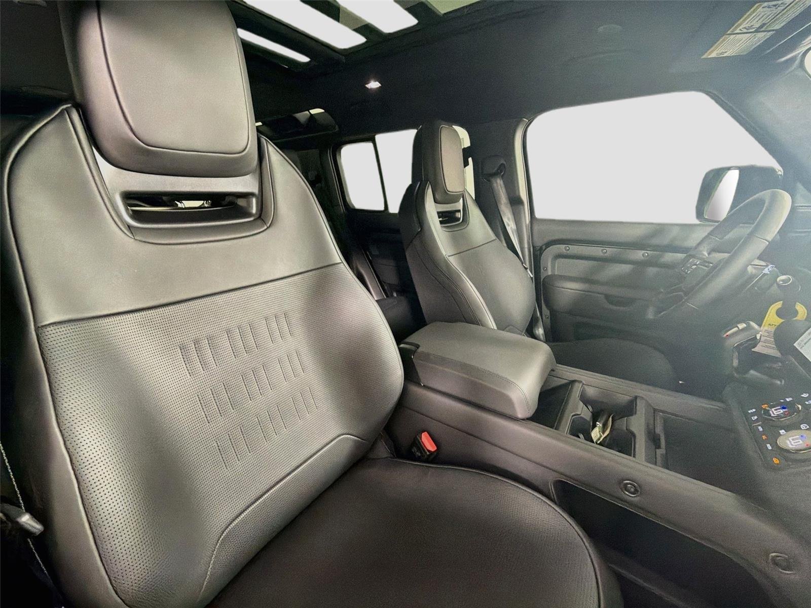 New 2026 Narvik Black Land Rover OCTA image 30