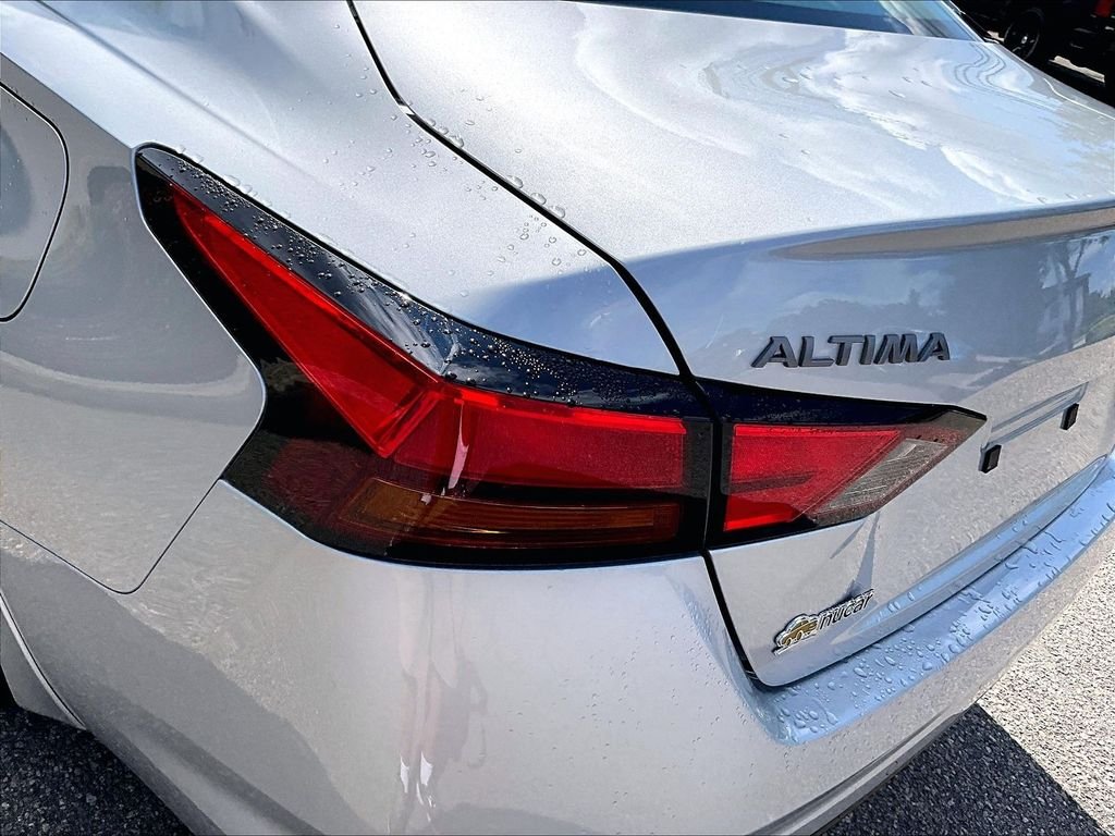 Used 2024 Silver Nissan 2.5 SR image 32
