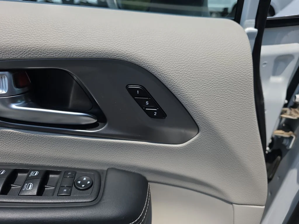 Used 2023 White Chrysler Touring L image 17