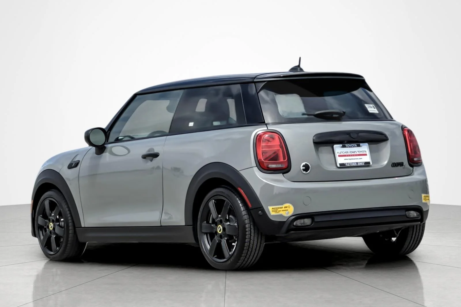 Used 2022 PRECIOUS METAL MINI Cooper SE image 3