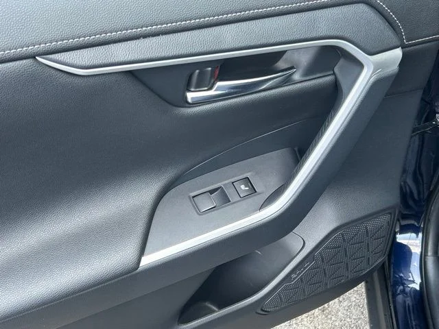 Used 2019  Toyota Limited image 32