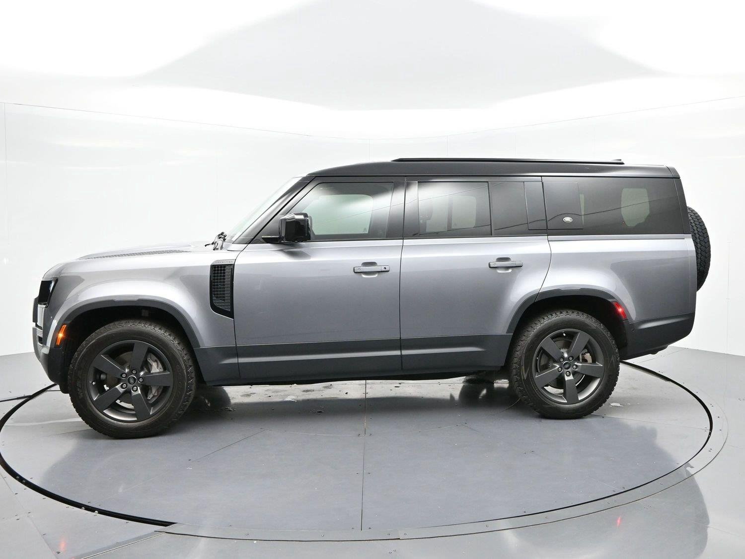 Used 2024 Eiger Grey Metallic Land Rover S image 4