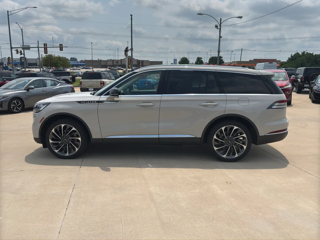 Used 2022 Ceramic Pearl Metallic Lincoln Reserve image 2