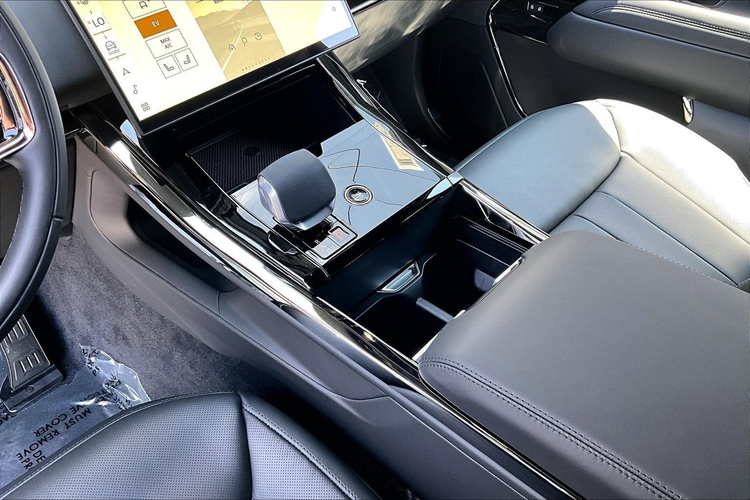 New 2026 White Land Rover Dynamic SE image 8