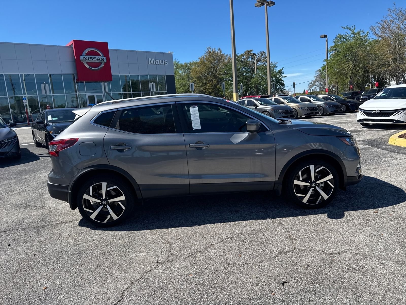 Used 2022 Gray Nissan SL image 4