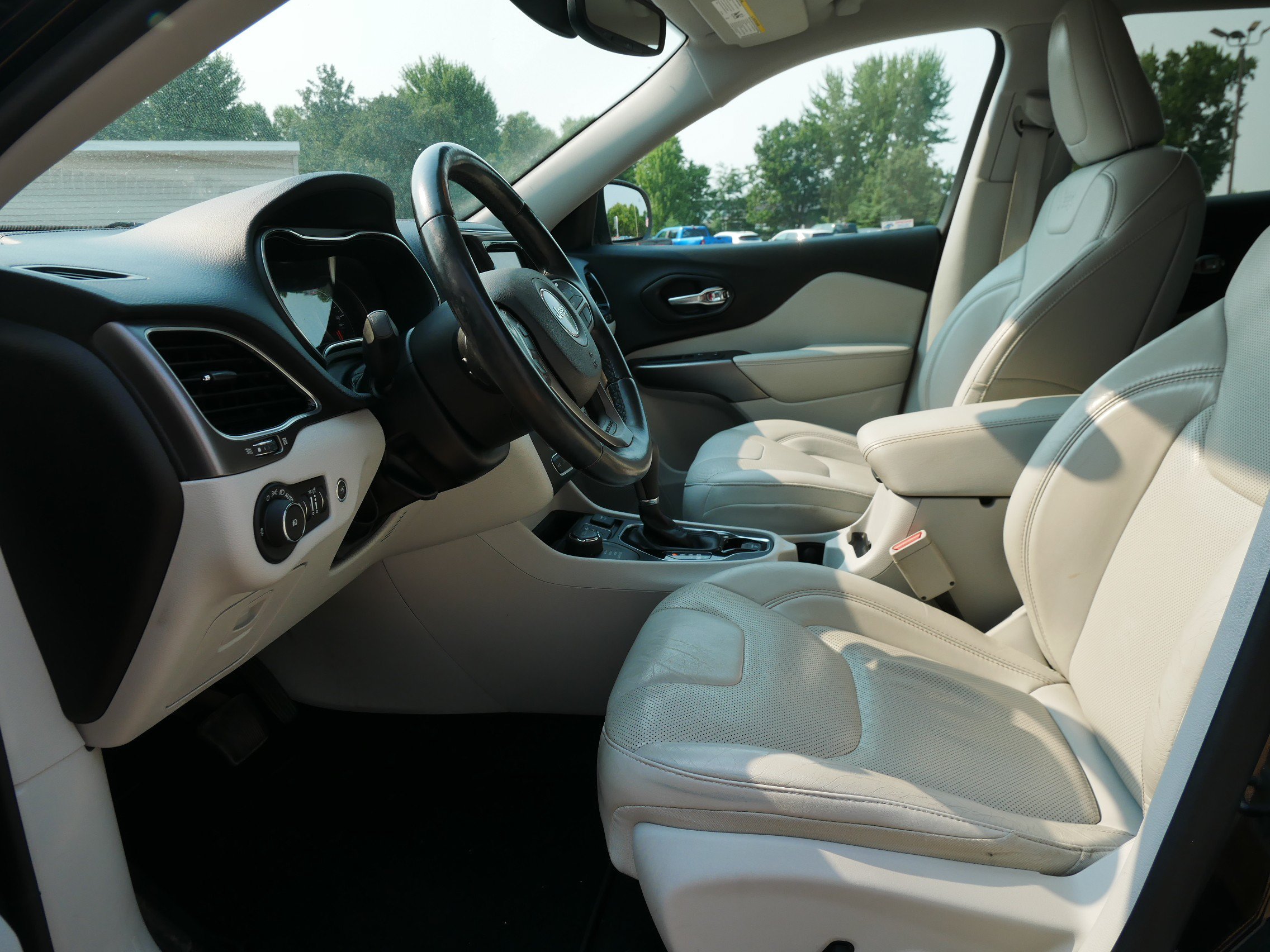 Used 2020 Diamond Black Crystal Pearlcoat Jeep Limited image 10
