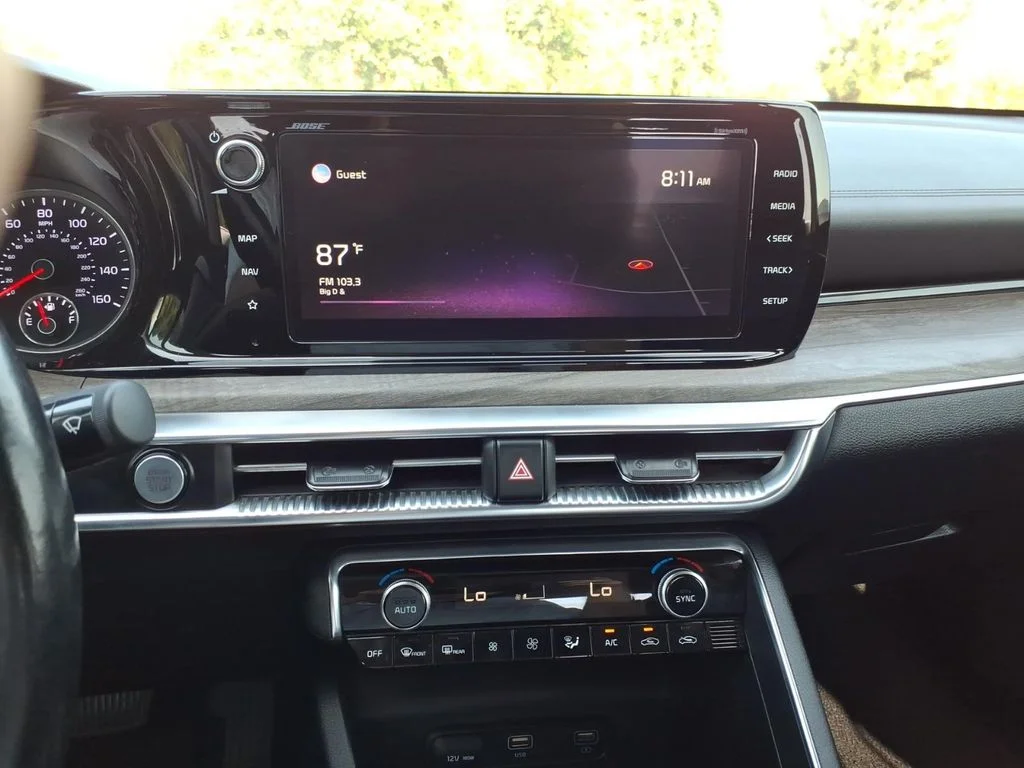 Used 2022 White Pearl Kia EX image 11