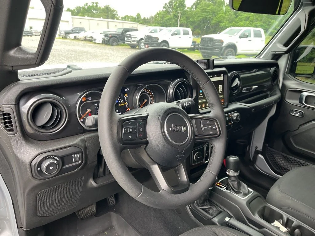 Used 2023 Silver Jeep Altitude image 14