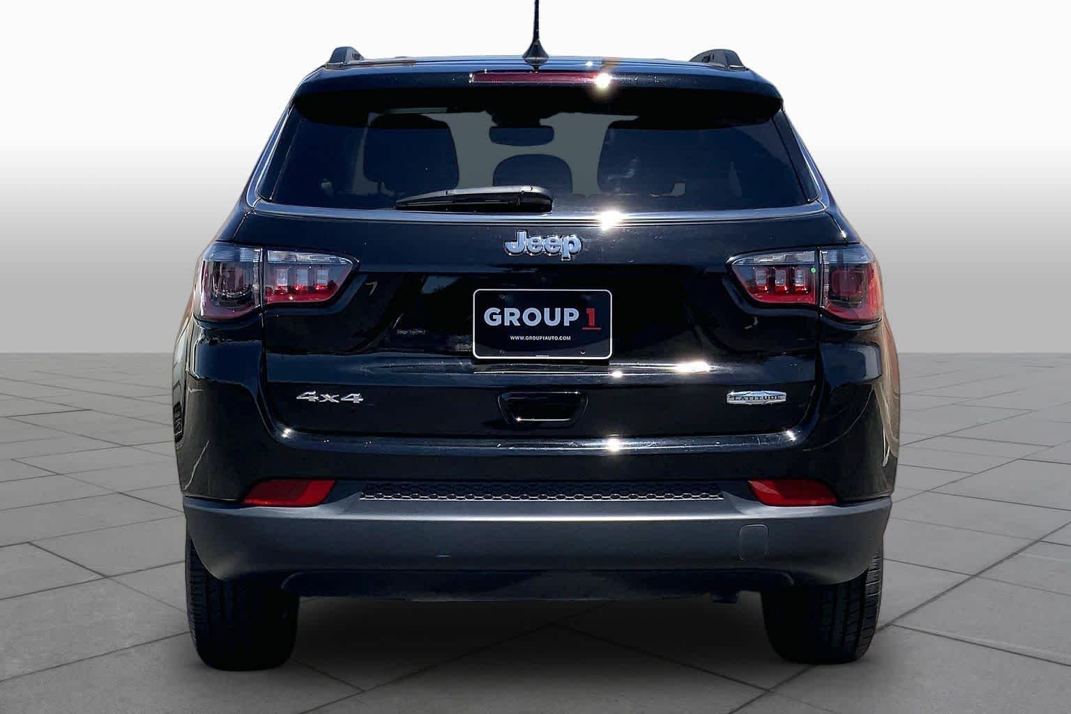 Used 2022 Diamond Black Crystal Pearlcoat Jeep Latitude image 5