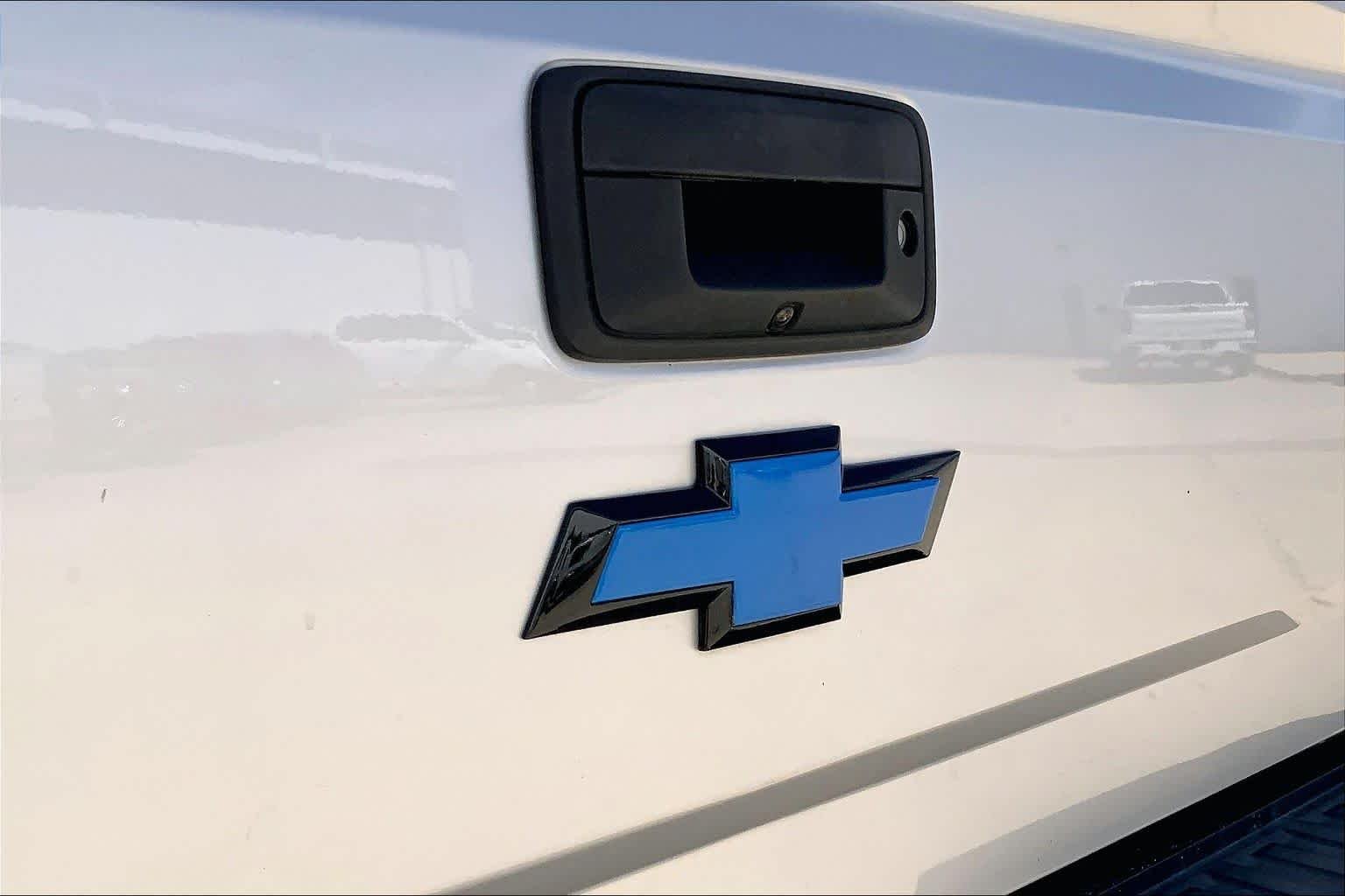 Used 2018 Silver Ice Metallic Chevrolet LT image 31