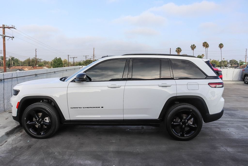 Used 2023 Bright White Clearcoat Jeep Limited image 14