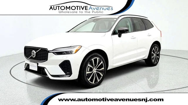 2024 Volvo XC60 B5 AWD Plus Dark Theme w/ Climate Pkg & 20'' Diamond Cut Wheels