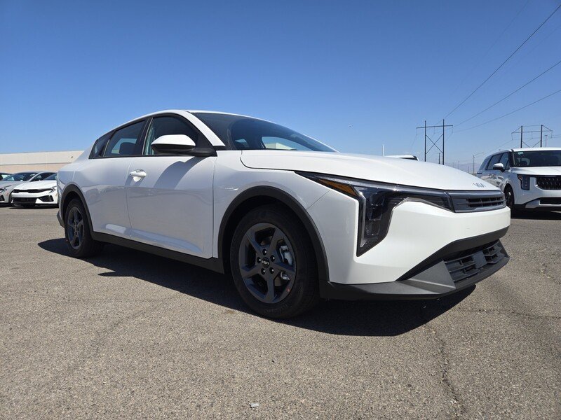 New 2026 Snow White Pearl Kia LXS image 2