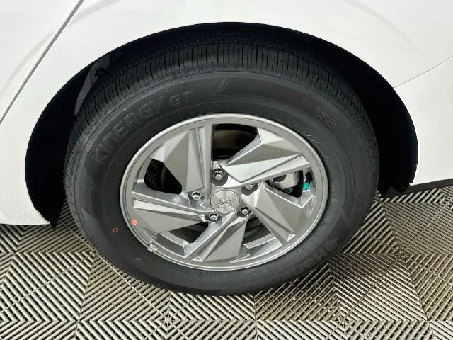 New 2026 Hyundai ELANTRA SE
