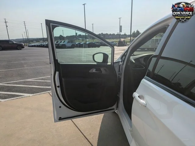 2025 Chrysler Pacifica Select - Photo 9