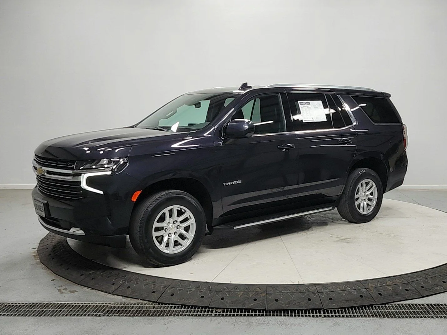 Used 2023 Gray Chevrolet LT image 3